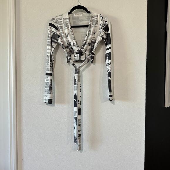Newspaper Print Tie Front Crop Top - Picture 8 of 9